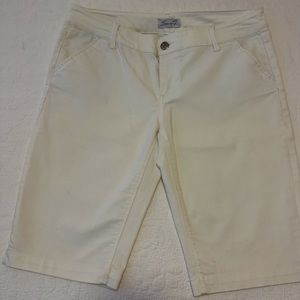 Seven7 brand white short jeans, size 14